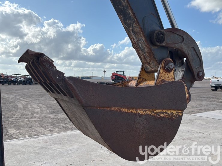 2019-deere-310l-image-31