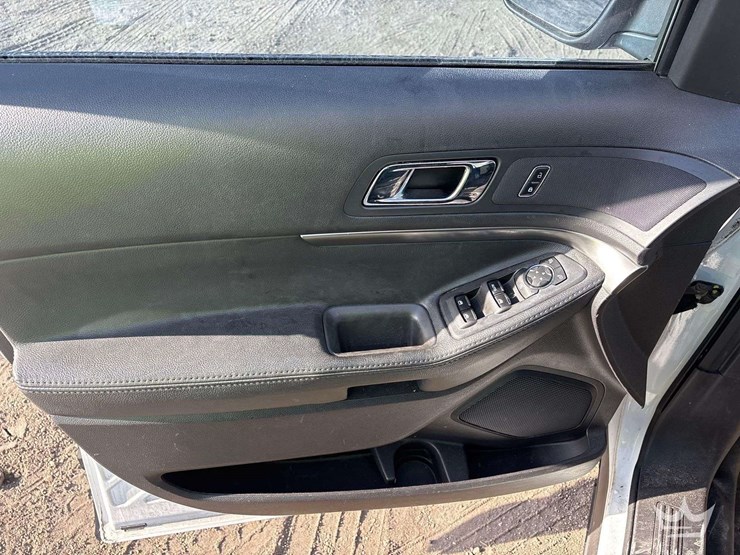 2015-ford-explorer-image-14