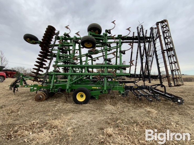 2019-john-deere-33-image-8