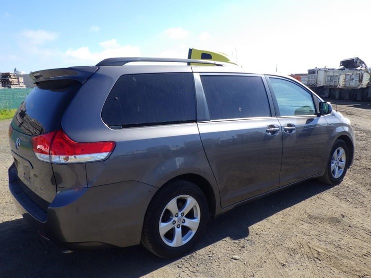 2013-toyota-sienna-image-3