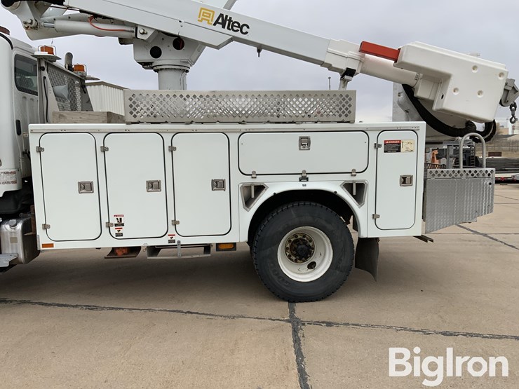 2010-freightliner-m2-106-image-9