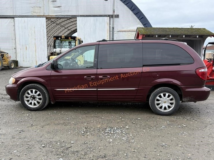 2002-chrysler-town-&-country-image-2