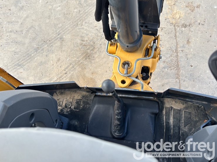 2019-deere-310l-image-44