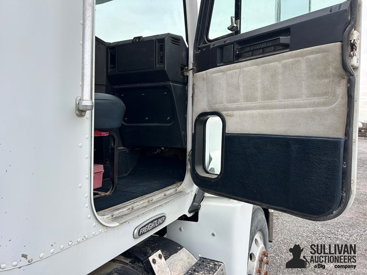 1999-freightliner-fld120-image-16