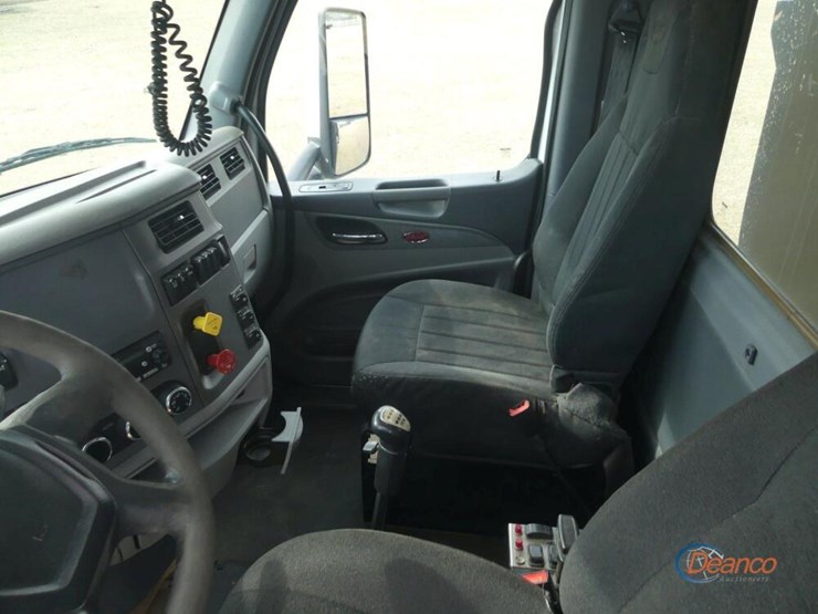 2017-peterbilt-567-image-19