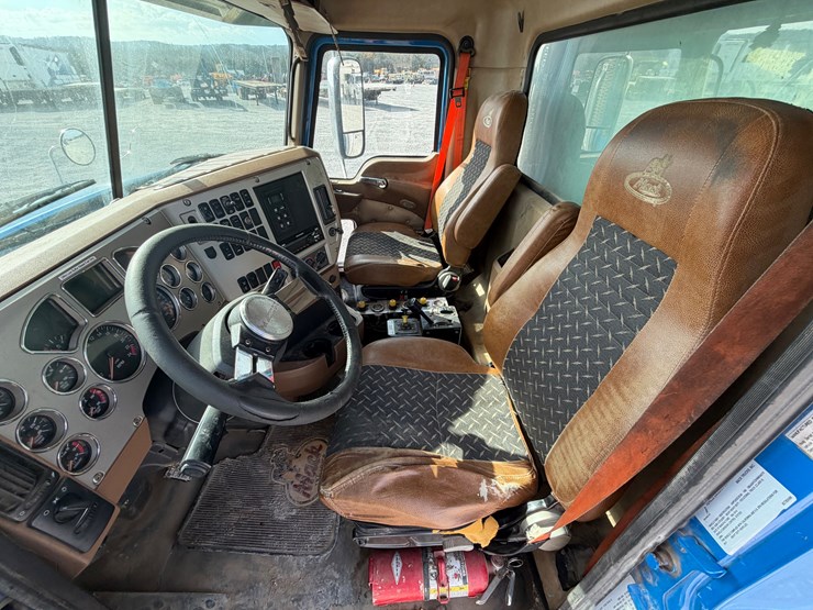 2017-mack-granite-gu713-image-73