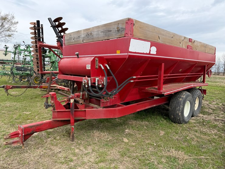 #41020-•-chandler-equipmen-17'-pull-type-spreader-image-1