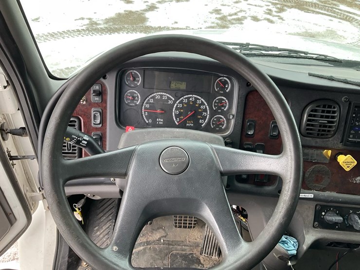 2005-freightliner-m2-106-image-83