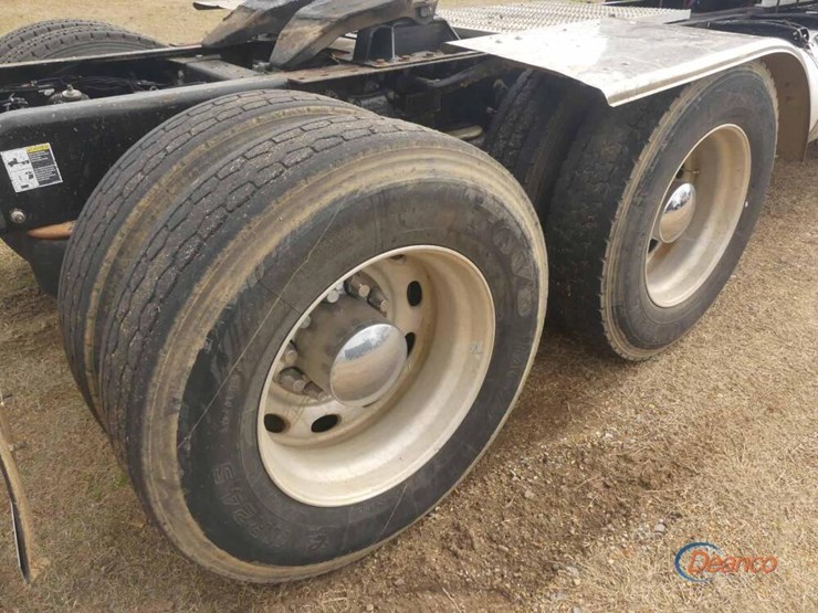 2018-peterbilt-389-image-8