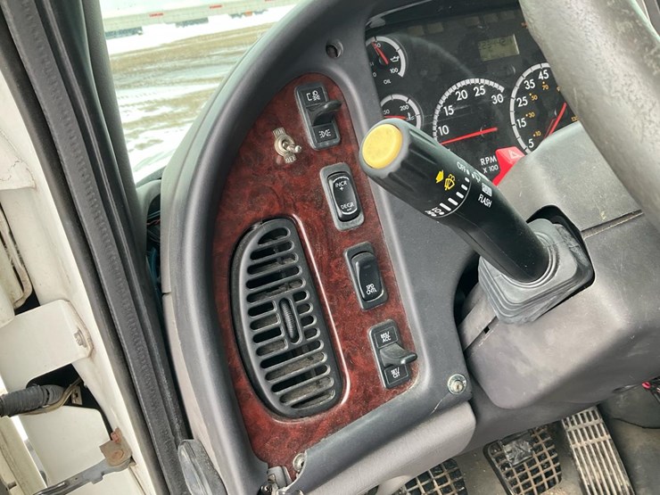 2005-freightliner-m2-106-image-85