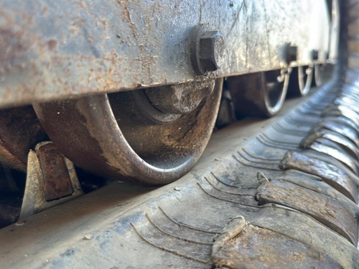 2011-new-holland-c238-image-22