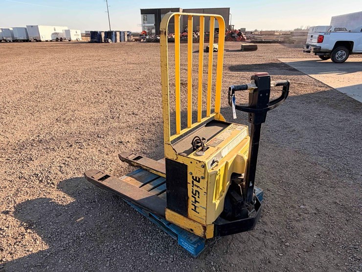 hyster-w40t-walk-behind-electric-pallet-jack-image-5