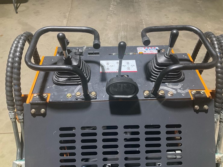 #1000-•-new-land-hero-ldh-t460-mini-track-skid-steer-loader-image-15