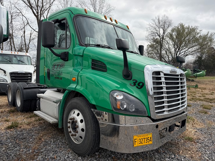 #40990-•-2019-freightliner-cascadia-s/a-daycab-truck-tractor-vin:-3akjgbdv5ksks6034-image-2