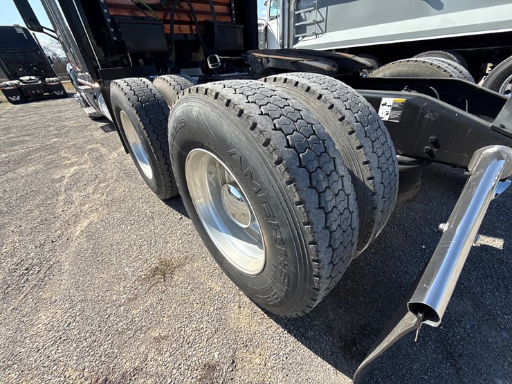 peterbilt-579-image-24