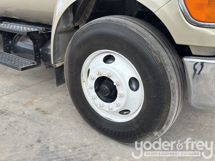 2009-ford-750-image-13