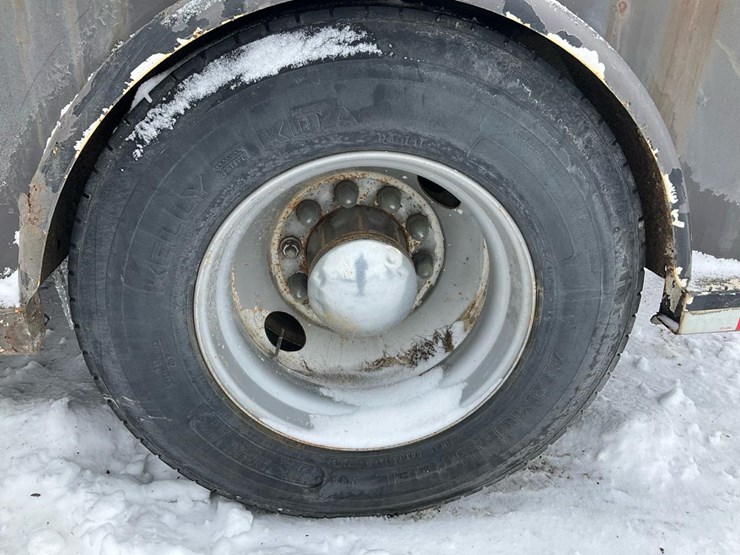 2005-freightliner-m2-106-image-27