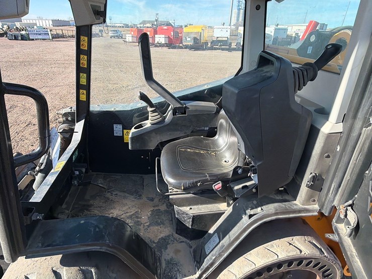 2016-jcb-135-image-15