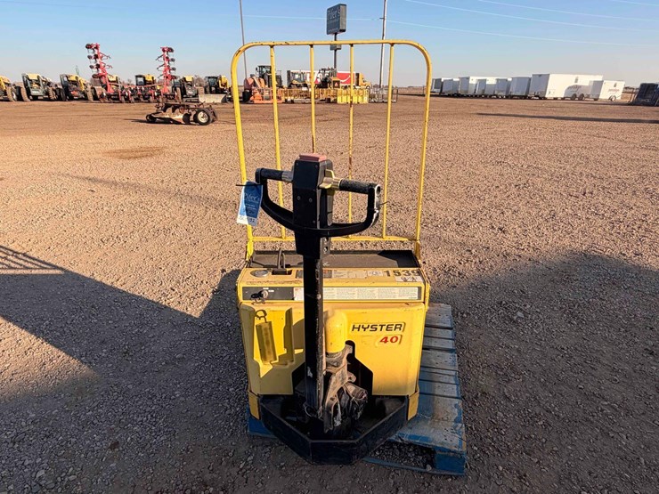 hyster-w40t-walk-behind-electric-pallet-jack-image-4