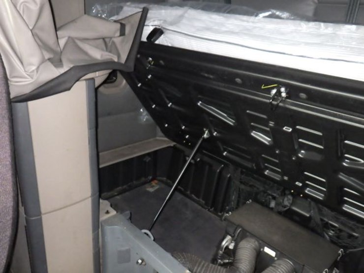 2017-freightliner-cascadia-125-evolution-image-23