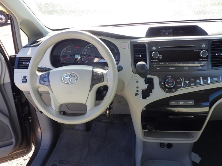 2013-toyota-sienna-image-9