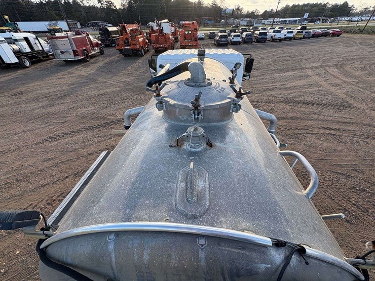 2018-hino-268a-image-36