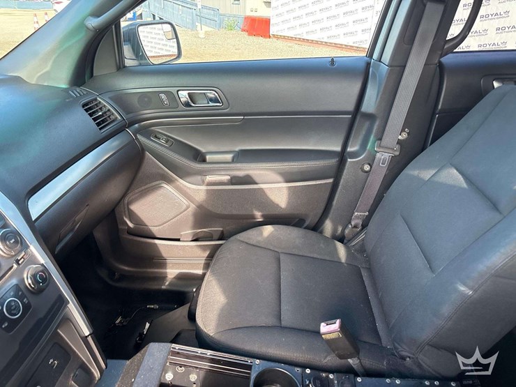 2015-ford-explorer-image-17