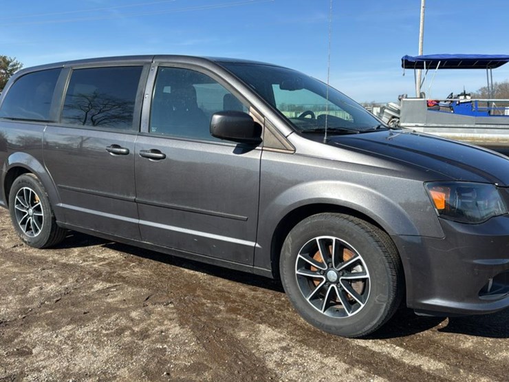 2015-dodge-grand-caravan-sxt-image-1