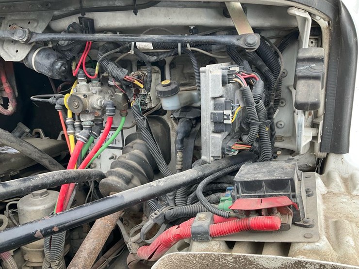 2005-freightliner-m2-106-image-63