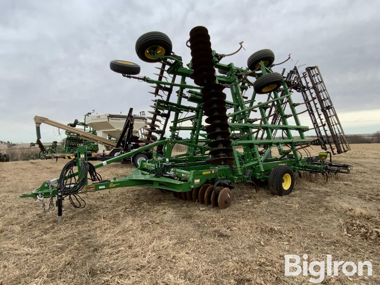 2019-john-deere-33-image-1