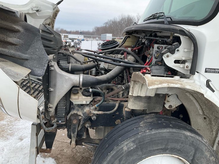 2005-freightliner-m2-106-image-57