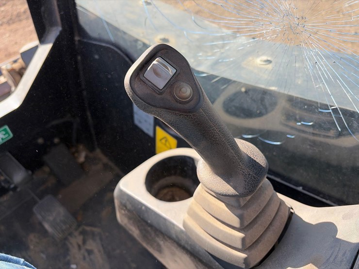 2016-jcb-135-image-21