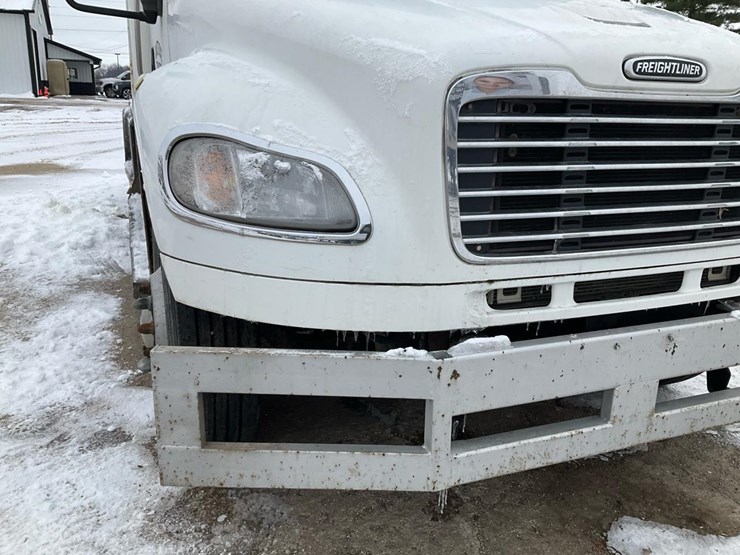 2005-freightliner-m2-106-image-11