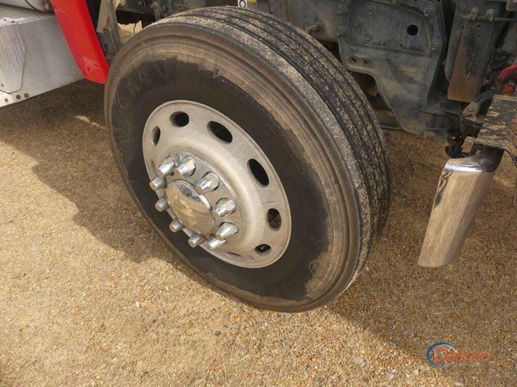 2018-peterbilt-389-image-12