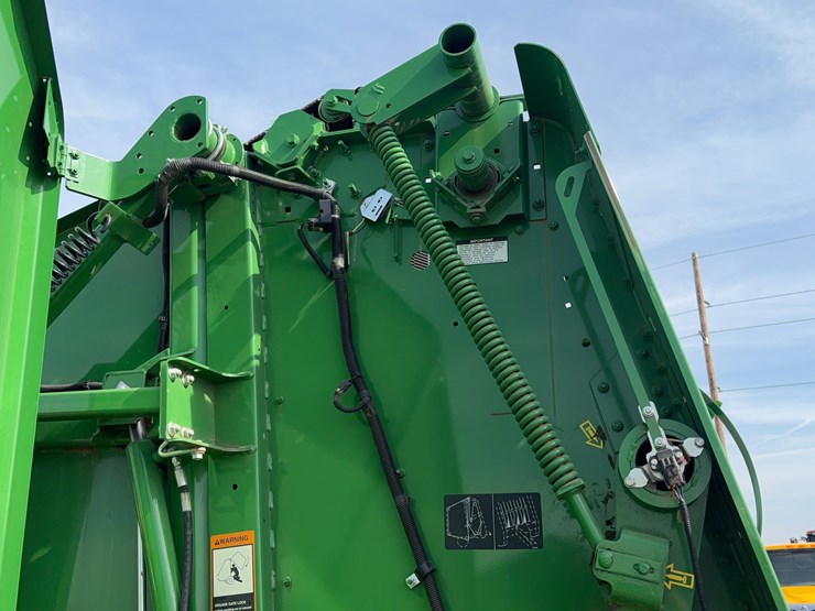 2020-john-deere-560m-image-12
