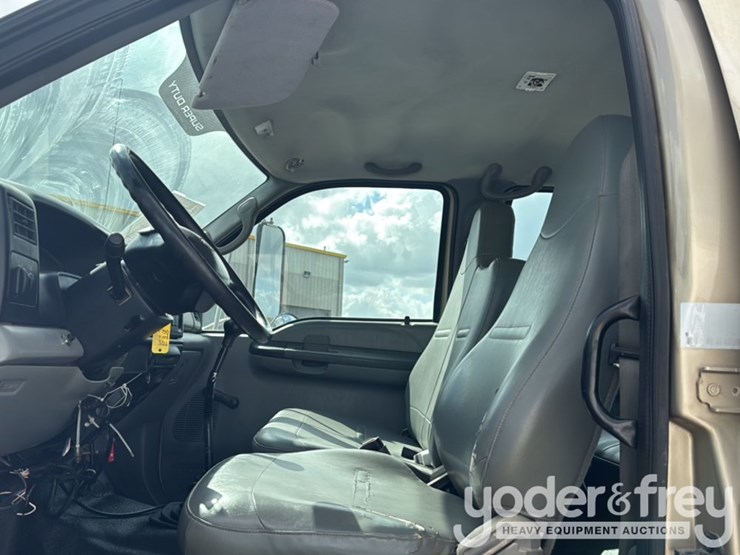 2009-ford-750-image-43