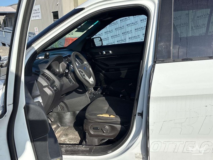 2015-ford-explorer-image-13