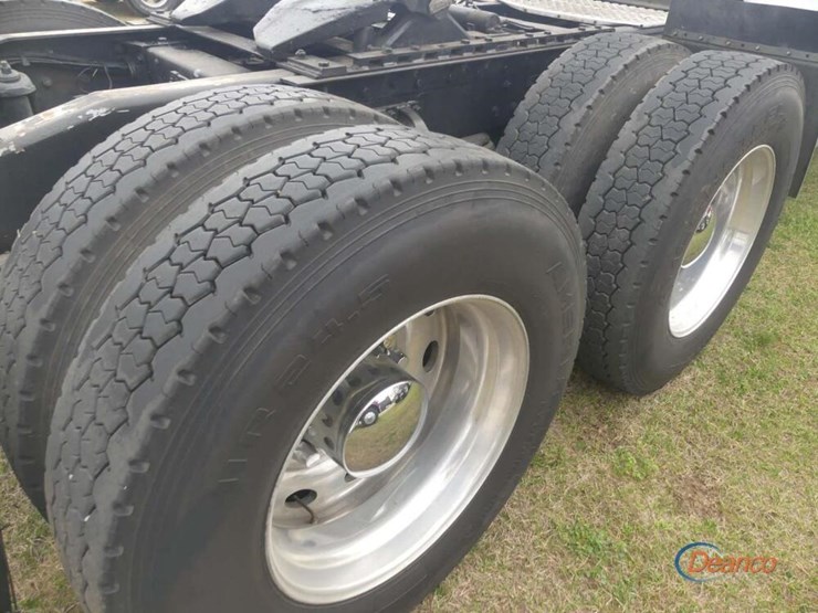 2004-peterbilt-379-image-8