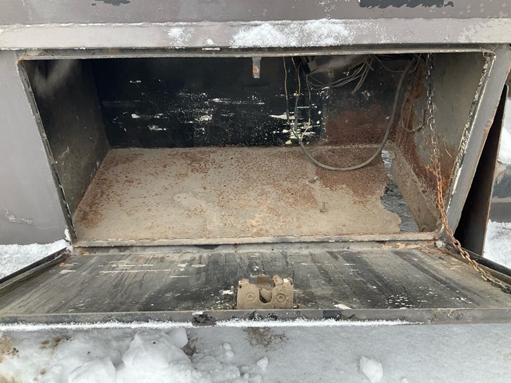 2005-freightliner-m2-106-image-47