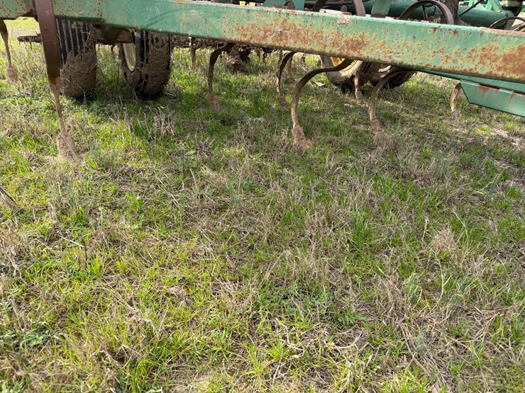 john-deere-32-image-40