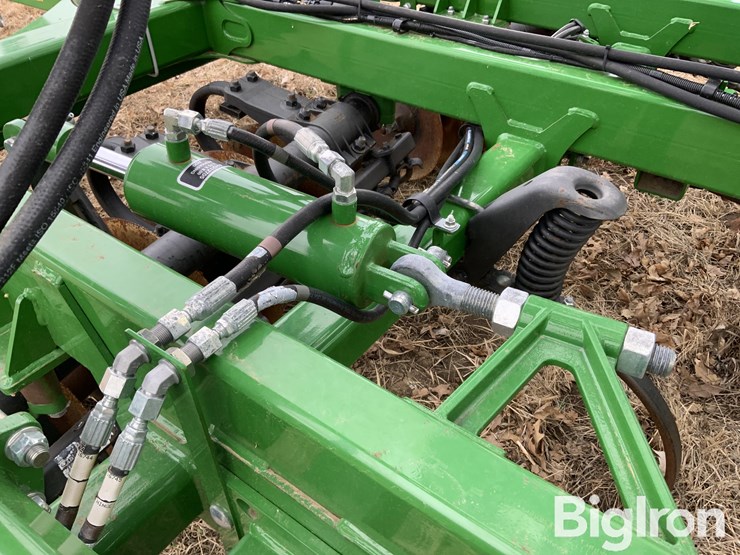 2019-john-deere-33-image-18