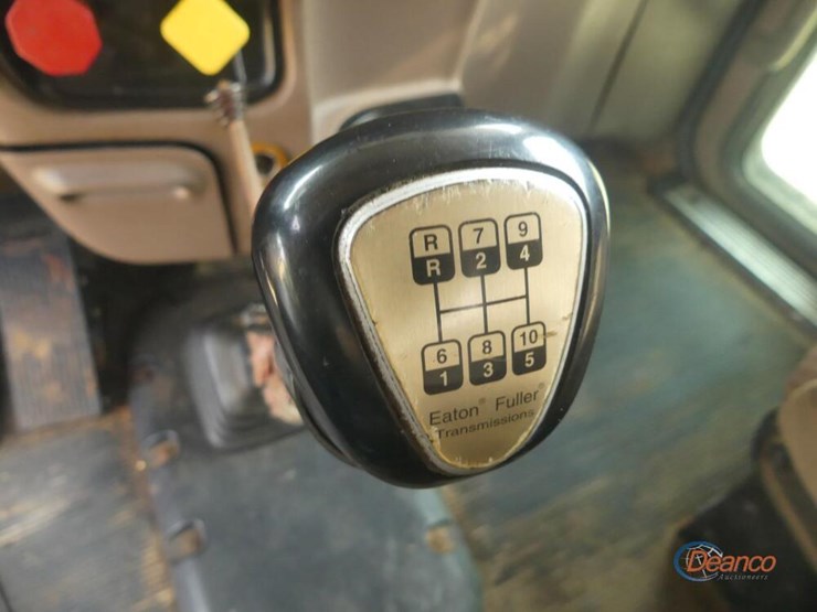 2012-peterbilt-389-image-18