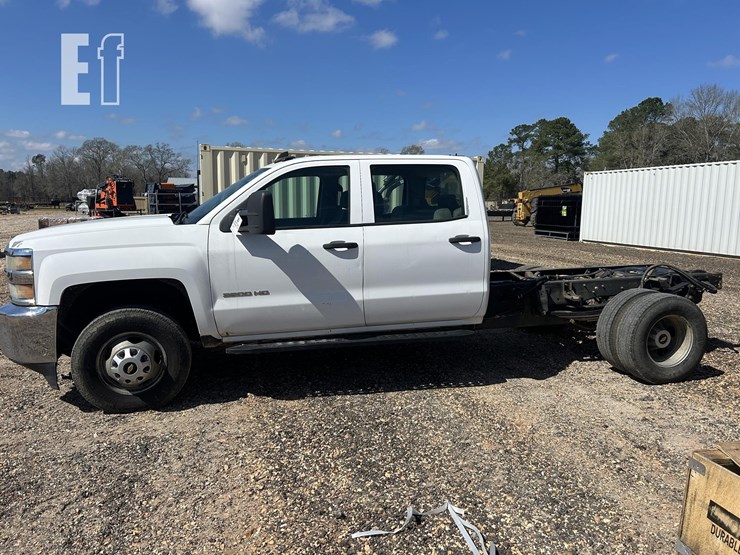 2016-chevrolet-3500-image-2