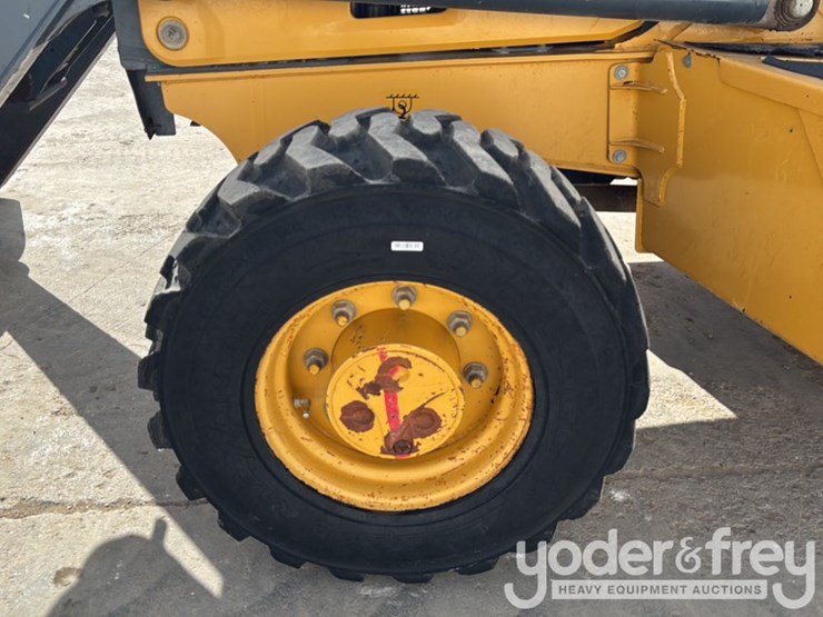 2019-deere-310l-image-10