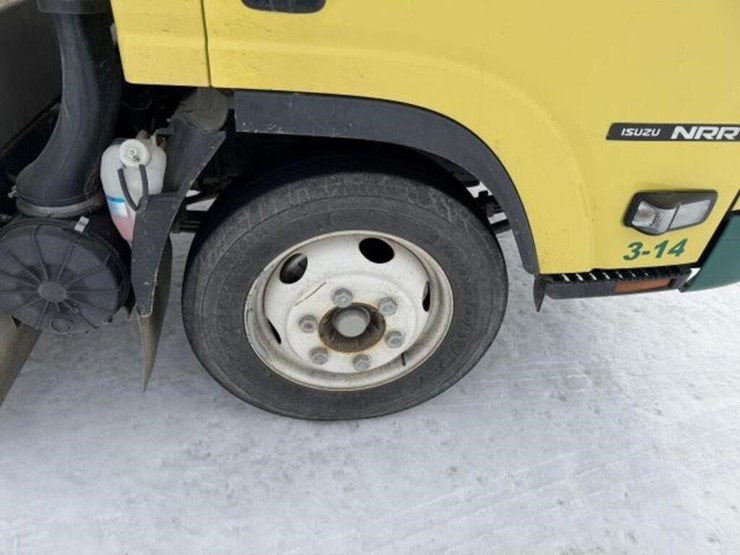 2022-isuzu-nrr-image-34