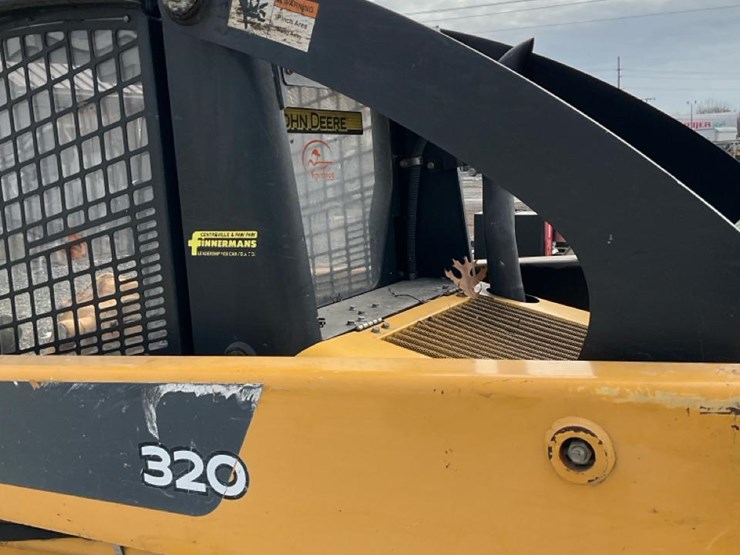 2004-john-deere-320-image-44