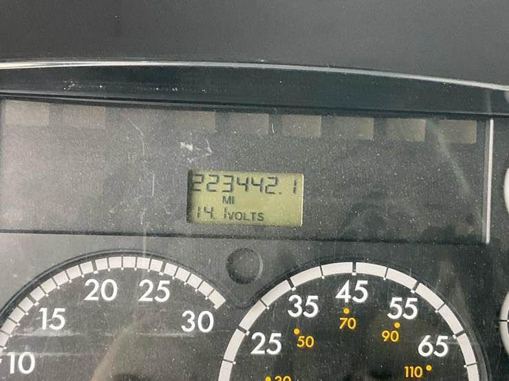 2005-freightliner-m2-106-image-87