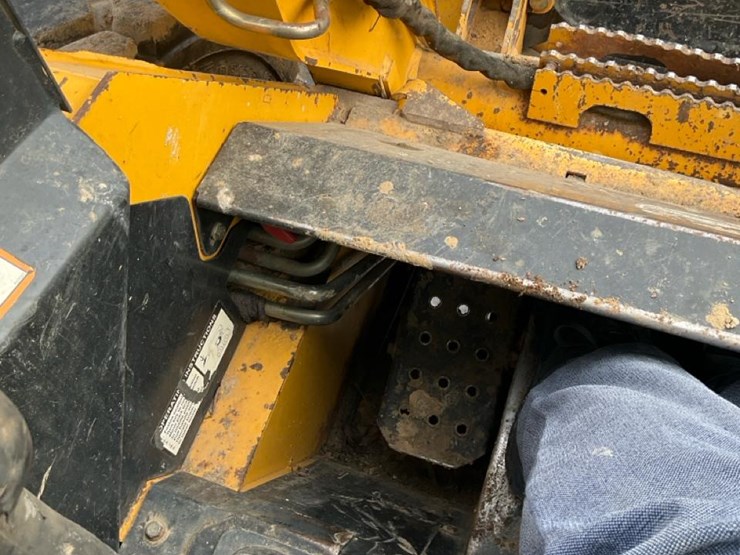 2004-john-deere-320-image-27