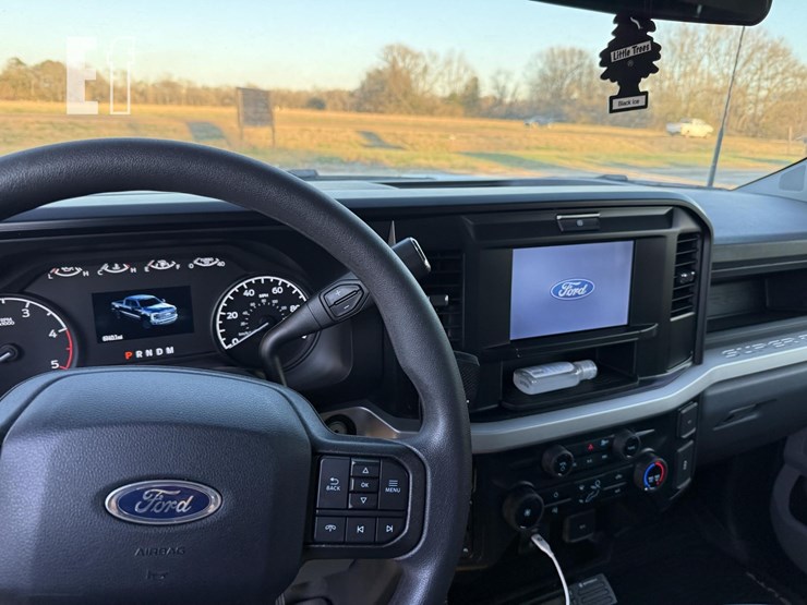 2025-ford-f350-xl-image-8