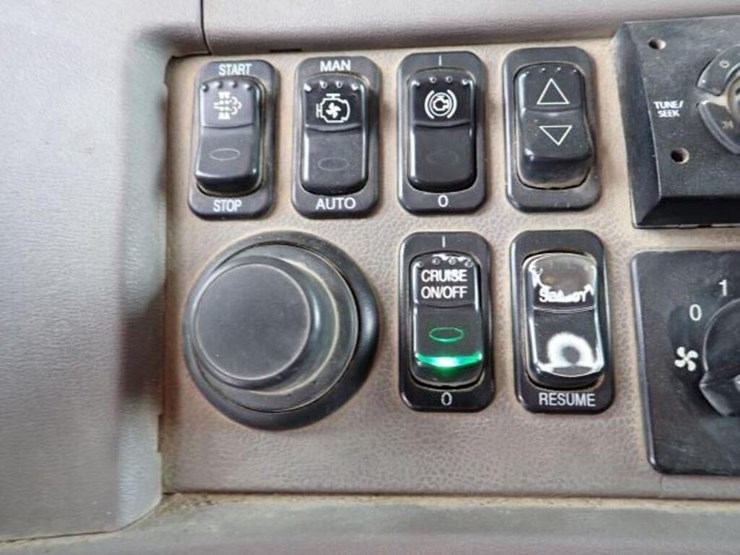 2011-peterbilt-365-image-25